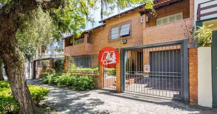 No bairro rio branco, casa de 337 m², semimobiliáda, 4 dormitórios, 3 vagas, jardim com piscina.