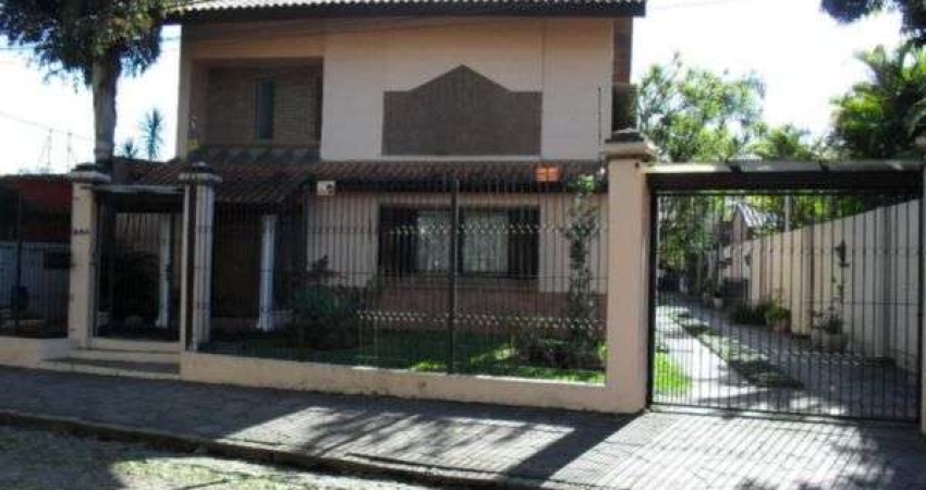 No bairro Ipanema, casa de 274 m²,4 dormitórios, suítes, vagas e piscina.