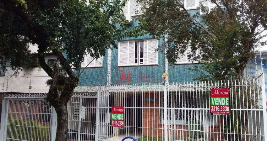 Na Cidade Baixa, térreo, 3 dormitórios, pátios e 3 vagas.