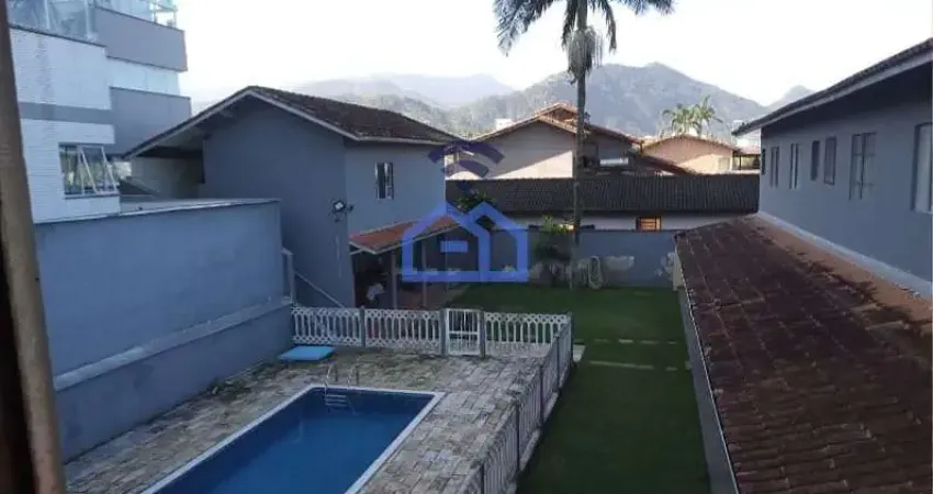 Sobrado à venda no bairro Jardim Primavera em Caraguatatuba, 2 dormitórios sendo 1 suíte, garagem c