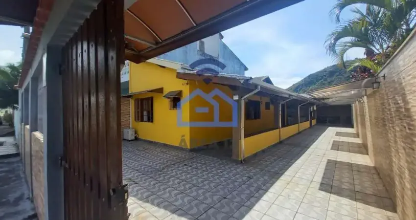 Casa à venda no bairro Sumaré em Caraguatatuba, SP - 2 dormitórios sendo 1 suíte, sala, sala de jan