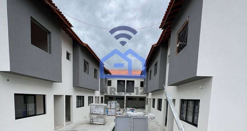 Sobrado à venda no bairro Cidade Jardim em Caraguatatuba, SP - 2 suítes, sala ampla, cozinha e área