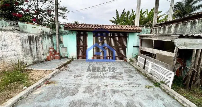 Casa à venda com um dormitório, sala, cozinha, banheiro, lavanderia e quintal espaçoso no bairro do