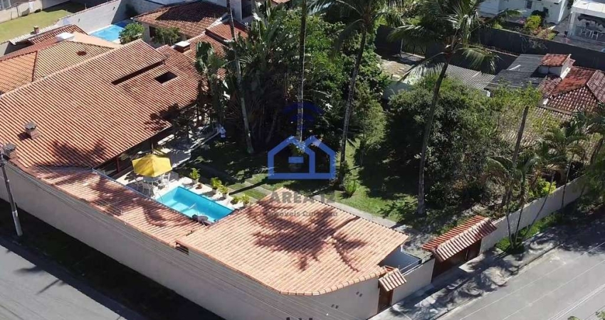 Casa à venda no bairro Praia das Palmeiras em Caraguatatuba, SP - a 50 metros da praia com 4 dormit