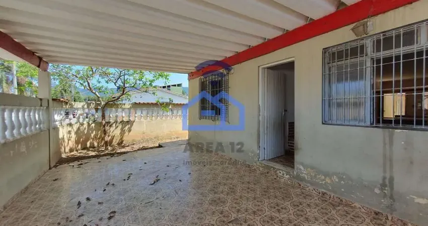 Casa ampla à venda no bairro do Porto Novo em Caraguatatuba, SP - Conforto e espaço para toda a fam
