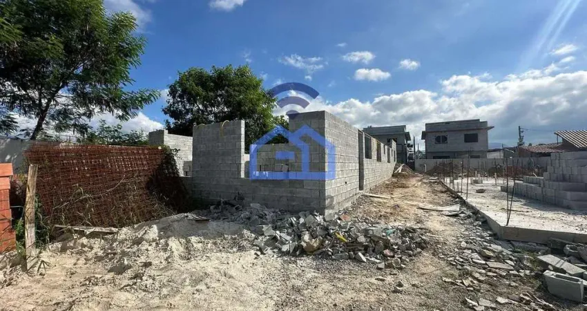 Lindo imóvel com piscina e 3 dormitórios, sendo uma suíte à venda no bairro do Golfinho, Caraguatat