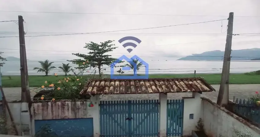 Casa ampla com edícula frente mar à venda no bairro do Porto Novo em Caraguatatuba, SP - A oportuni