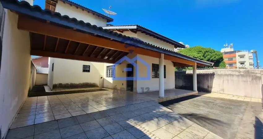 Excelente sobrado localizado na quadra da praia, com vista para o mar, à venda no bairro do Indaiá,