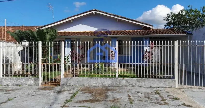 Casa à venda no bairro do Indaiá em Caraguatatuba, SP com 02 dormitórios na casa principal e 02 suí