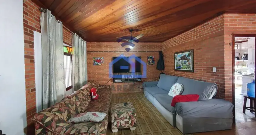 Casa de 3 dormitórios com edícula à venda no bairro do Sumaré em Caraguatatuba, SP