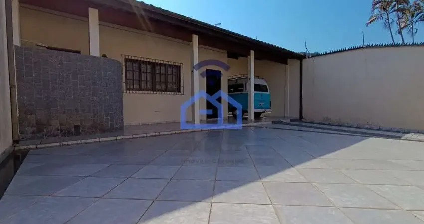 Casa à venda no bairro Caputera em Caraguatatuba, SP com 3 dormitórios sendo 2 suítes, ambientes in