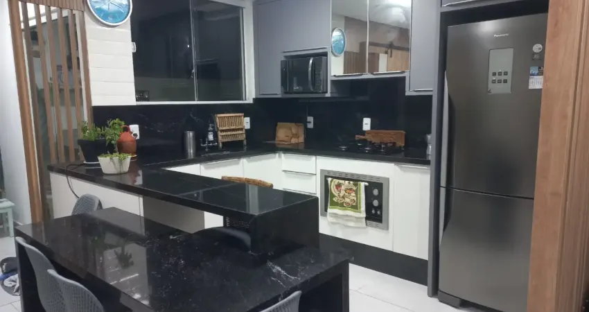 Lindo sobrado triplex mobiliado com 02 suítes com sacada e vista mar, à venda no santinho!!!