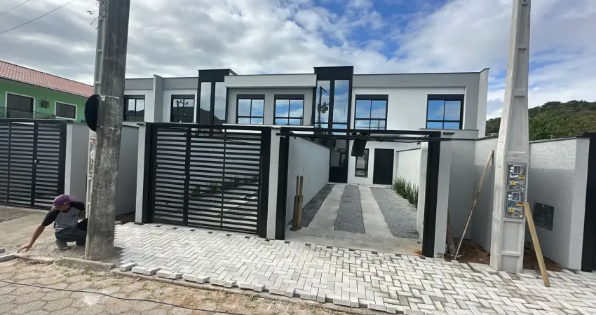 Lindo sobrado geminado com 02 amplas suítes, com pé direito alto, à venda na cachoeira do bom jesus!!!