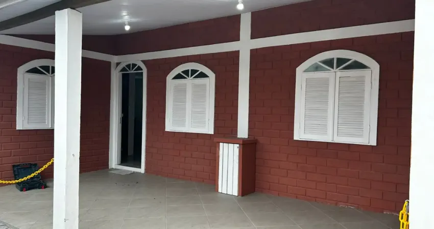 Casa térrea e bem localizada, com 01 dormitório, à venda nos ingleses!!!