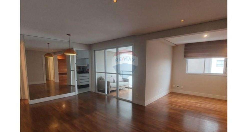 Apartamento com 2 dorms sendo uma suíte, duas vagas de garagem e deposito