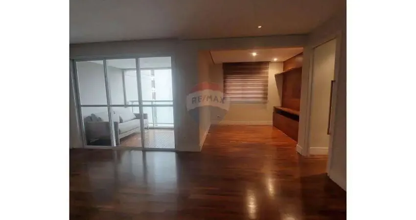 Apartamento com 2 dorms sendo uma suíte, duas vagas de garagem e deposito