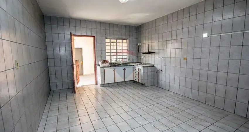 Sobrado com duas casa independentes de 3 dorms, salão comercial e 4 vagas de garagem