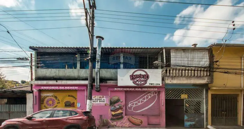 Sobrado com duas casa independentes, salão comercial e 4 vagas de garagem