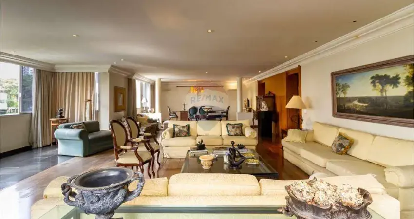 Apartamento para reforma com 333m². super living com amplas janelas, 3 quartos (2 suítes), 5 vagas de garagem fixas e individuais + depósito.