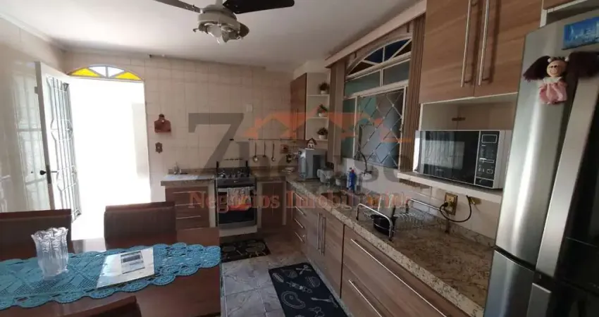CASA TÉRREA EM EXCELENTE LOCALIZAÇÃO RICA EM ARMÁRIOS.
