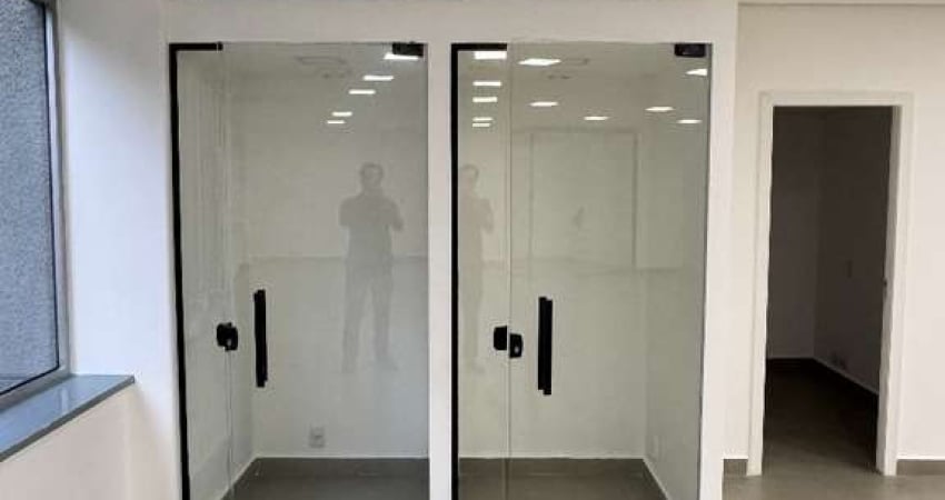 SALA COMERCIAL RECEM REFORMADA, OTIMA ILUMINACAO, AR CONDICIONADO, COPA, PRONTA PARA ENTRAR. PREDIO SEGURO COM PORTARIA 24h, MANOBRISTA