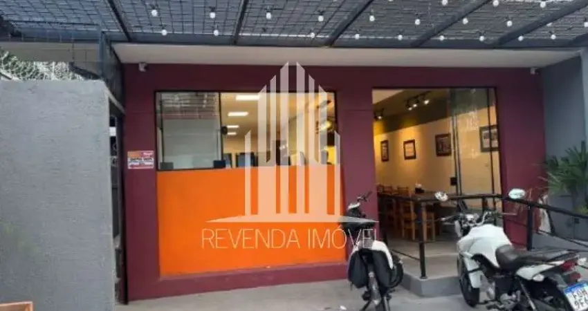 Casa Comercial de Alto Padrão na Vila Olímpia: 3 Quartos, 1 Sala, 3 Banheiros, 2 Vagas de Garagem, 100m² de Área - Imóvel Reformado, Câmara Frigorífica Inclusa!