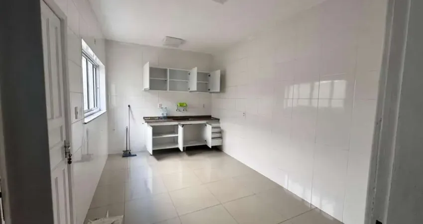 Ipiranga, Sobrado Residencial de 175m² com 3 dormitórios, 1 suíte, 2 vagas.