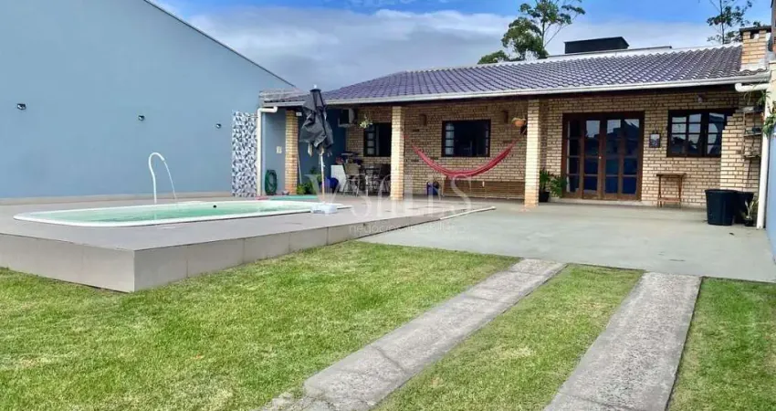 Seu refúgio na praia com piscina, hidromassagem e espaço de sobras.