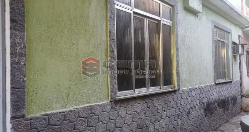 Casa com 2 quartos para alugar na Rua Professor Hilarião da Rocha, Tauá, Rio de Janeiro