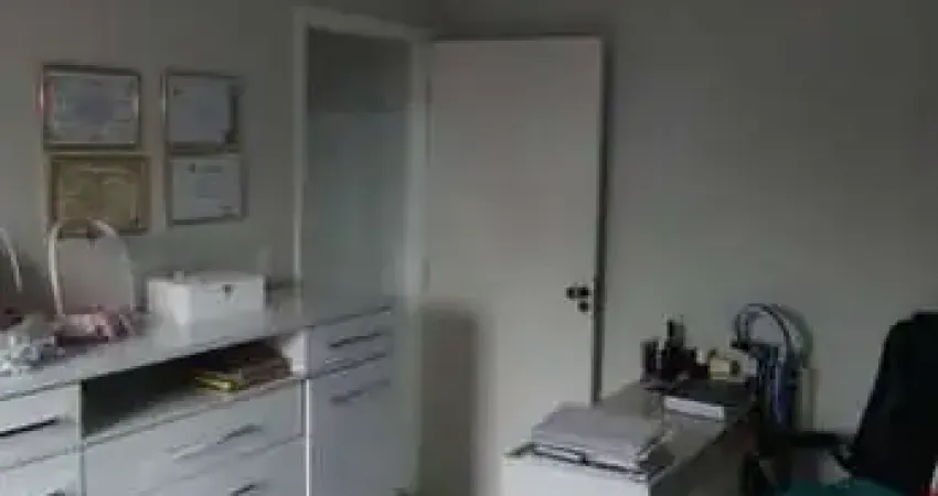 Sobrado no canto do forte amplo e com quintal | silvia simone imóveis