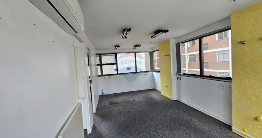 Oportunidade. Sala comercial com 50,82m de útil, 2 banheiros e 1 vaga