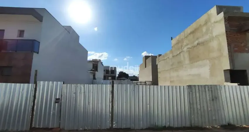 Terreno em condomínio fechado com toda infraestrutura, pronto para construir.