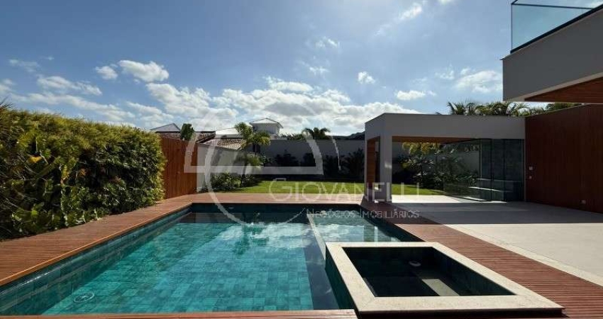 Magnífica mansão de 5 quartos e 5 suítes na Barra da Tijuca, Rio de Janeiro - RJ: 1.417 m², 7 banheiros, 8 vagas de garagem.