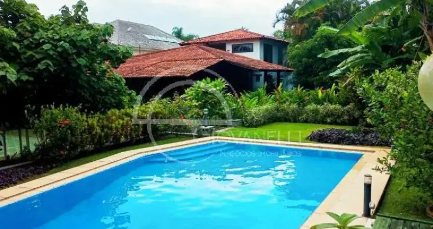 Casa linear com mezanino no núcleo das mansões barra da tijuca, em 1540m² de terreno, 3 suítes, piscina, sauna, quadra de tênis e lazer completo