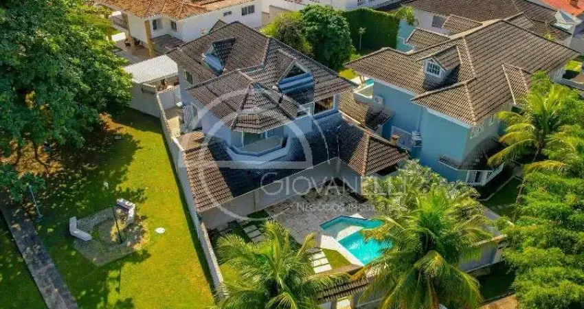 Barra da tijuca casa em terreno de esquina no condomínio santa marina com 3 suítes, projeto brezinki, área gourmet, piscina e amplo sotão