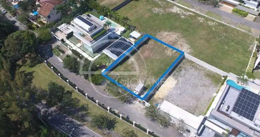 Terreno plano com 866m² no condomínio santa mônica jardins, barra da tijuca. último lote disponível com essa metragem!