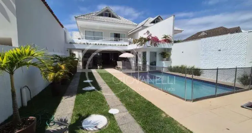 Casa tríplex com 5 suítes e lazer completo no condomínio rio mar, barra da tijuca, com 385m², em localização privilegiada e segurança 24h