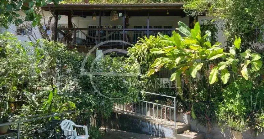 Casa rústica no jardim do itanhangá, rodeada de muito verde com 1100m² de terreno, piscina e segurança 24h