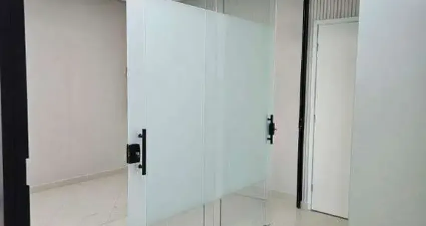 Sala Comercial 80m² com Divisórias de Vidro e 2 Banheiros | Água e Luz Individual