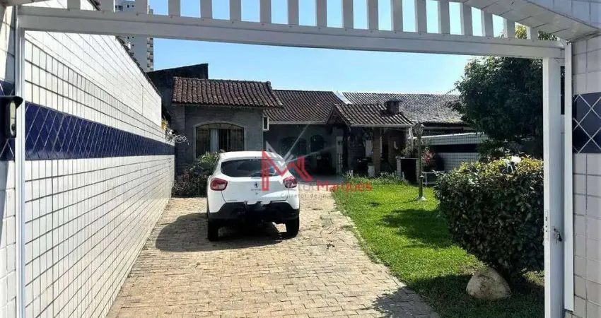 Casa Isolada com 2 dormitórios, sendo 1 suíte à venda, 58 m² por R$ 1.010.000 - Canto do Forte - Praia Grande/SP
