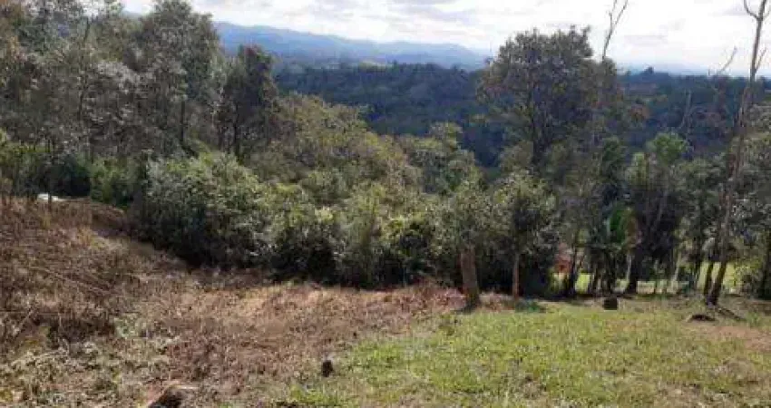 VENDA DE TERRENO NO CANJICAS, ÁREA RURAL DE ARUJÁ/SP, OPORTUNIDADE com área total de 500m², analisa veículo como entrada! CONSULTE-NOS.