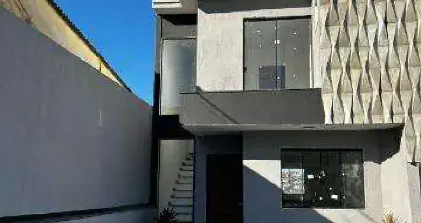 VENDA DE SOBRADO NA VILA LAVÍNIA, EM MOGI DAS CRUZES/SP, 100m² com 3 quartos, suíte, quintal espaçoso e gramado, garagem para 4 autos. CONSULTE-NOS.
