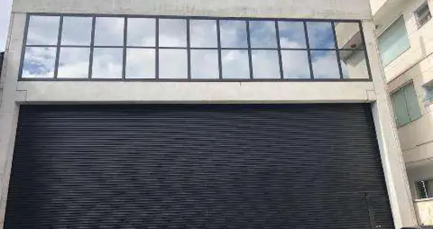 Locação de galpão comercial no centro de arujá/sp, 700m² com mezanino, 5 banheiros sendo 1 acessível, 5 vagas e energia trifásica. consulte-nos.