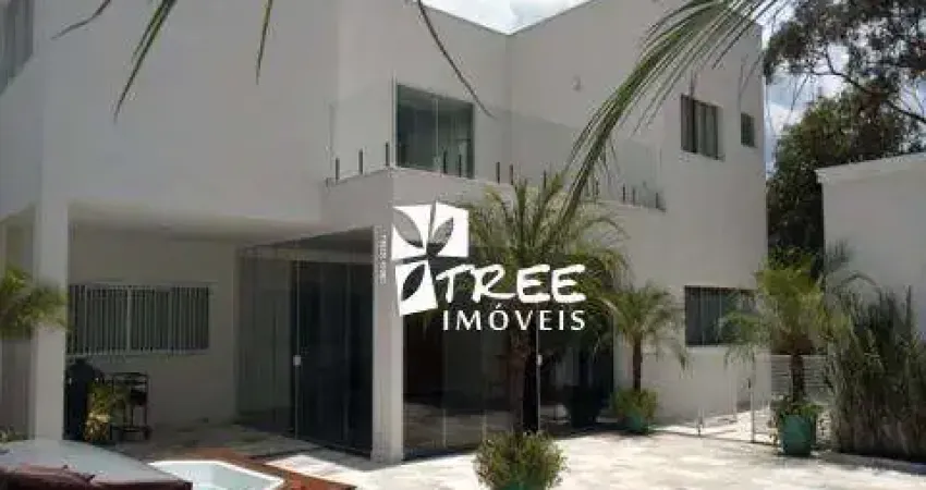 VENDA CASA NO CONDOMÍNIO ARUJAZINHO I II III COM A/T1000m² A/C 614m² distribuídos em 6 SUÍTES com carpete belileau creme. CONSULTE-NOS.