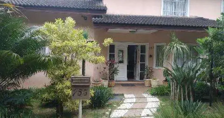 VENDA DE SOBRADO NO CONDOMÍNIO ARUJAZINHO I, II E III, EM ARUJÁ/SP, 440m² c/ 4 suítes, salão de festas, varanda, churrasqueira e 4 vagas. CONSULTE-NOS