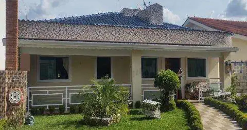 VENDA DE CASA NO CONDOMÍNIO ARUJÁ COUNTRY CLUB EM ARUJÁ/SP, 375m² c/ 4 quartos, sacadas, salão de festa, churrasqueira, piscina e 8 vagas CONSULTE-NOS