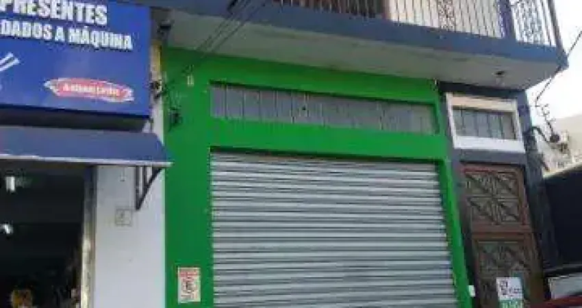 LOCAÇÃO DE SALÃO COMERCIAL NO CENTRO DE ARUJÁ/SP, OPORTUNIDADE com 90m², banheiro privativo, copa, 01 vaga e pé direito de 4m. CONSULTE-NOS.