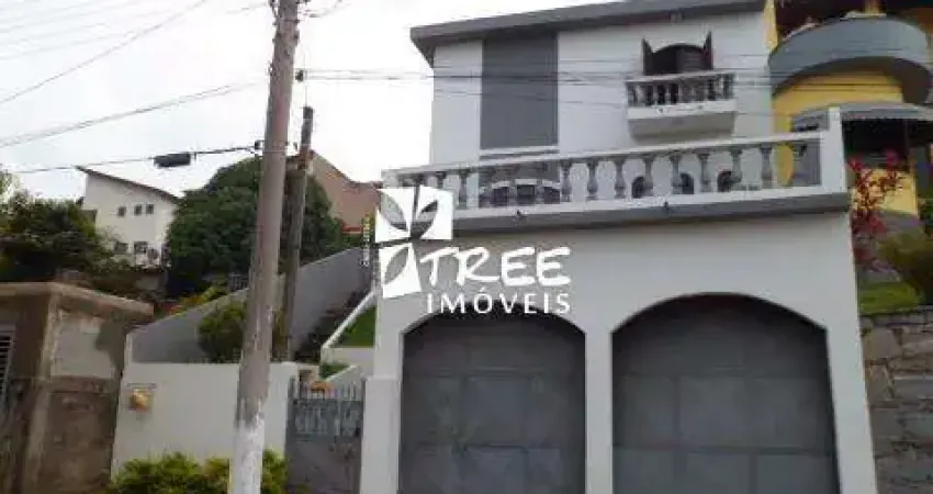 VENDA DE SOBRADO NO BARBOSAS, EM ARUJÁ/SP, 300m² com 3 quartos, suíte, varanda, quintal amplo e garagem coberta para 2 autos. CONSULTE-NOS.