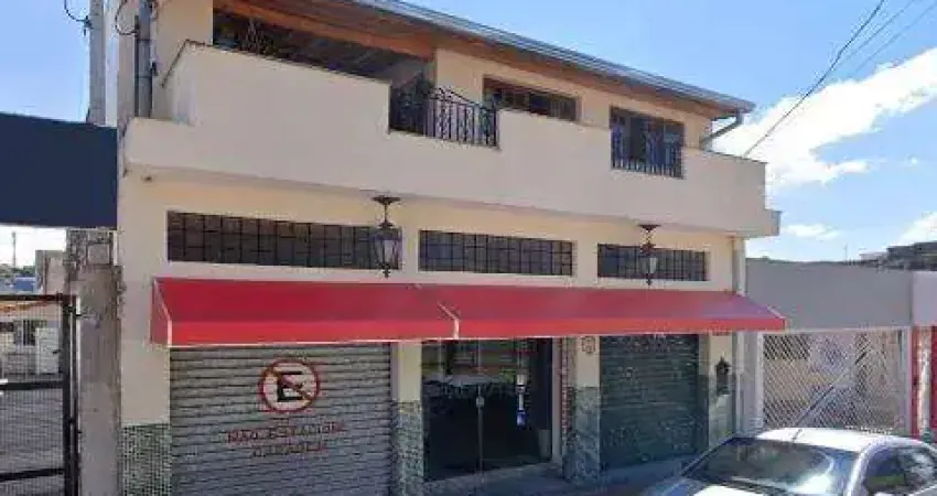 LOCAÇÃO DE CASA RESIDENCIAL/COMERCIAL NO CENTRO DE ARUJÁ/SP, com 2 quartos, sala c/ 2 ambientes, varanda na frente e nos fundos e 1 vaga. CONSULTE-NOS