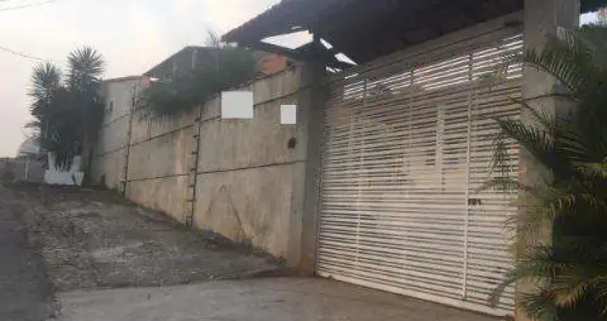 VENDA DE CHÁCARA NO COPACO, EM ARUJÁ/SP, EXCELENTE IMÓVEL de 168m², 3 quartos, suíte, cozinha com ilha, quintal, varandinha e 07 vagas. CONSULTE-NOS.